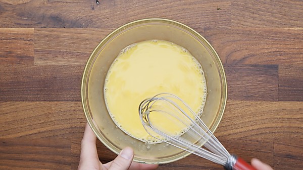 egg and lemon juice in bowl