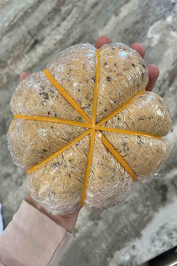 how to make a cheese ball into a pumpkin with rubber bands