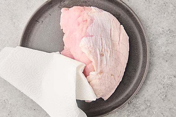 drying turkey breast with paper towel